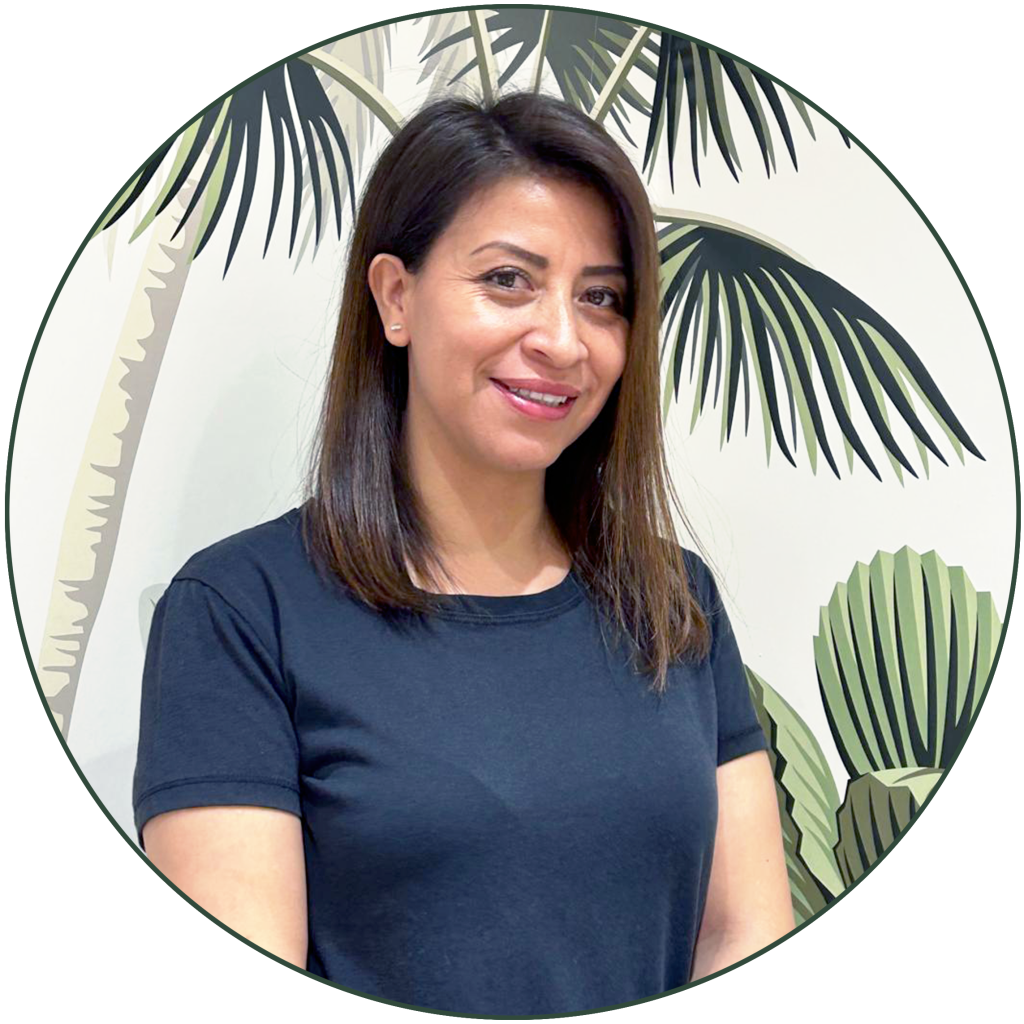 Maritza, estilista del equipo de peluquería en el centro Flash Belleza en Valencia.